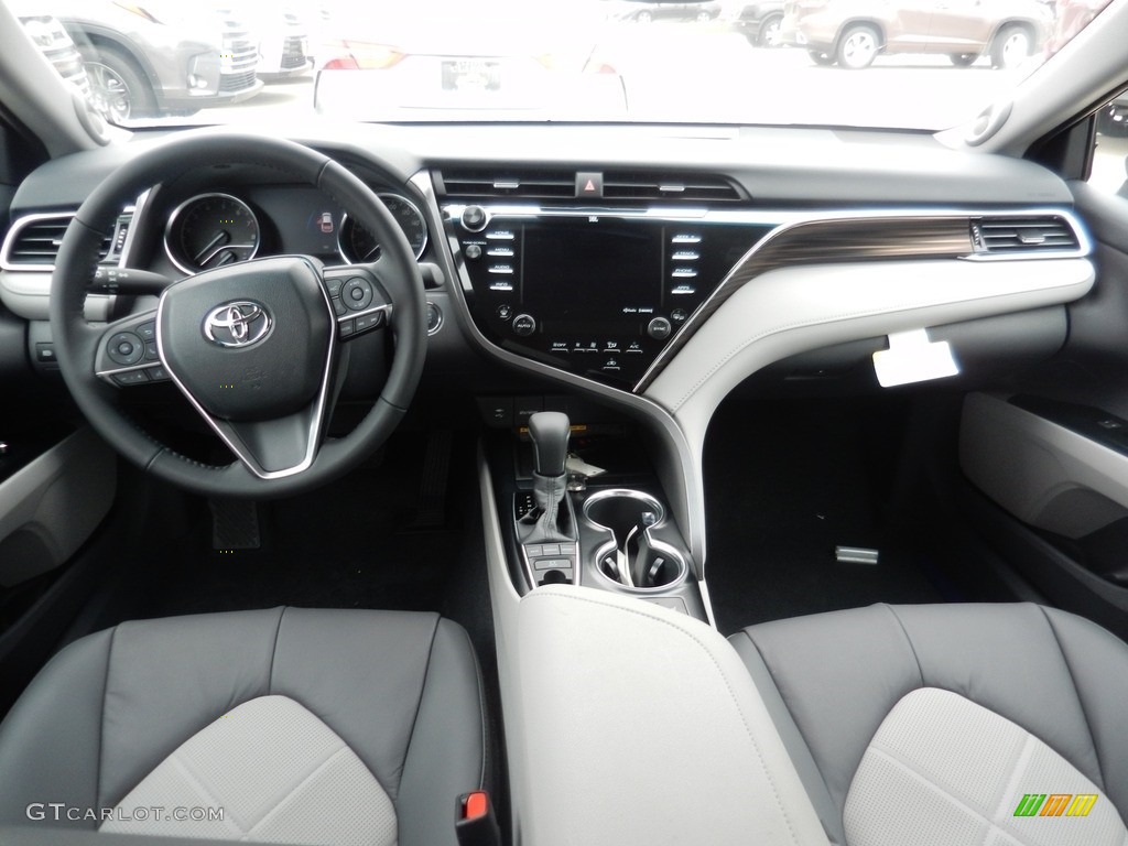 2018 Camry XLE - Celestial Silver Metallic / Ash photo #4