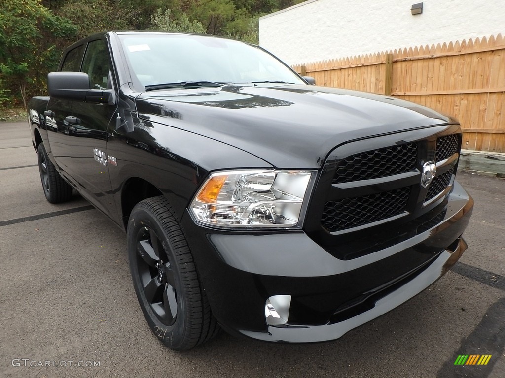 Brilliant Black Crystal Pearl 2018 Ram 1500 Express Crew Cab 4x4 Exterior Photo #123257268