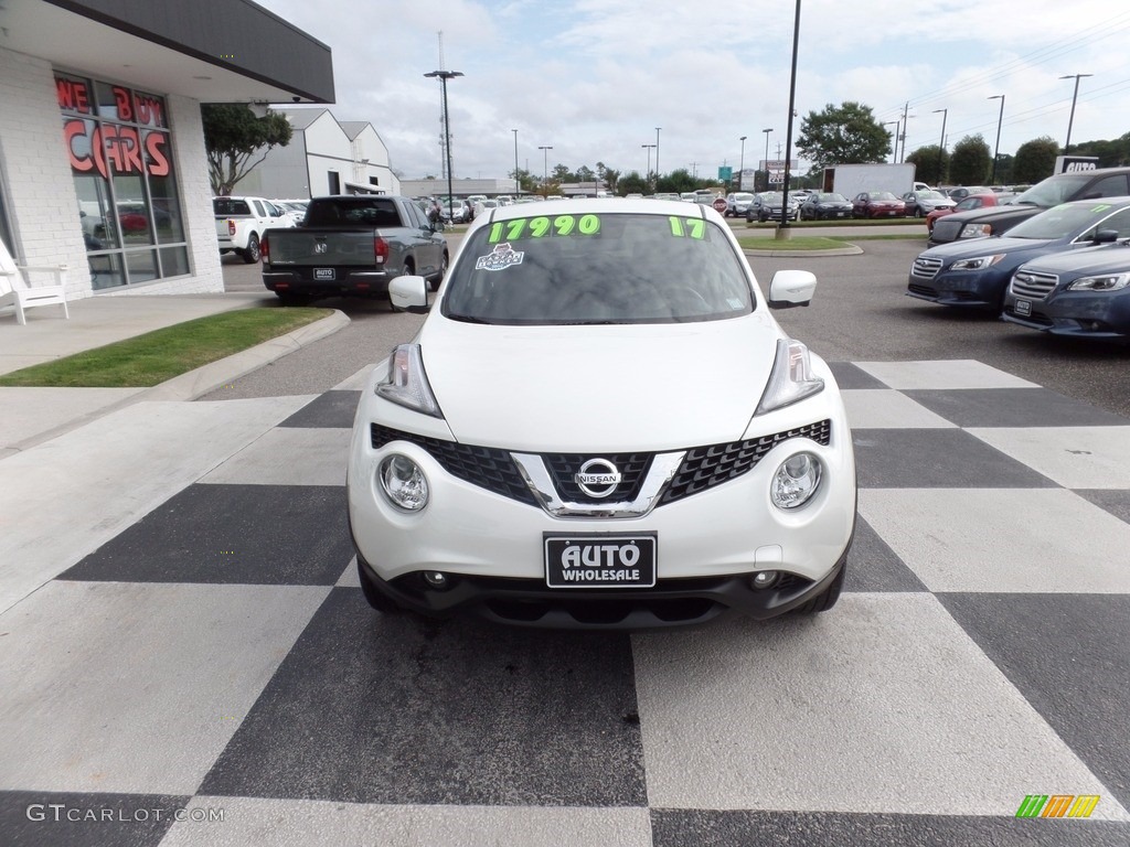 2017 Juke SL - Pearl White / Black/Red photo #2