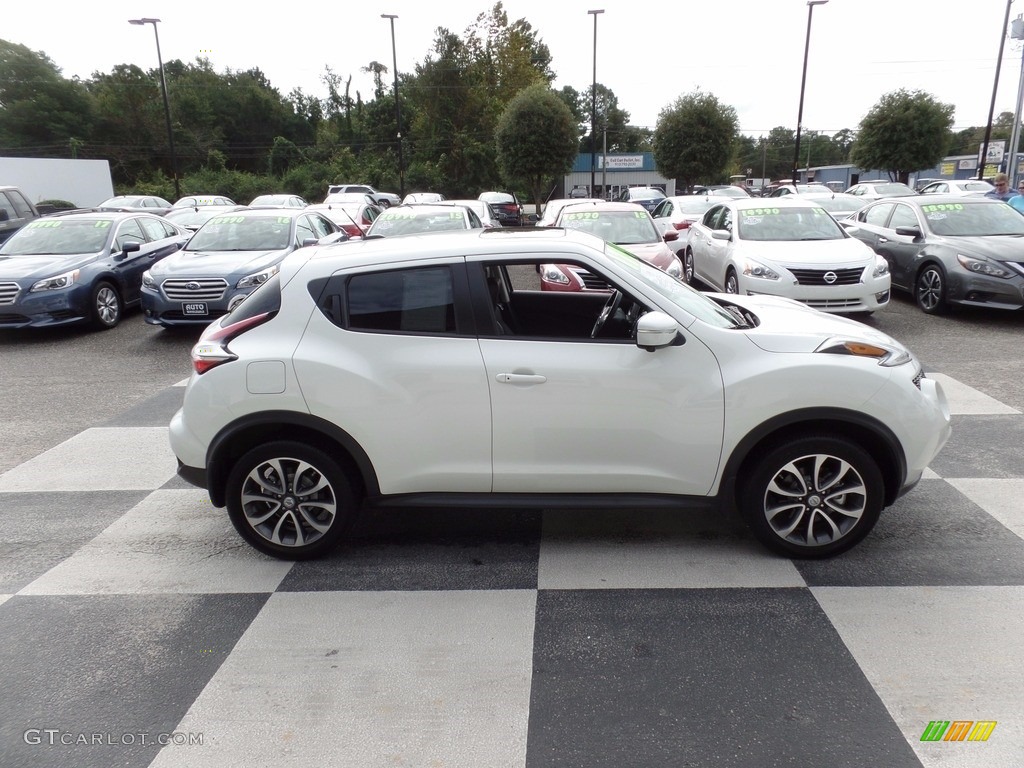 2017 Juke SL - Pearl White / Black/Red photo #3