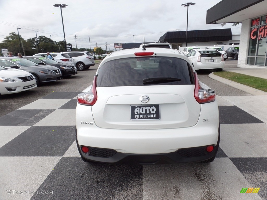 2017 Juke SL - Pearl White / Black/Red photo #4
