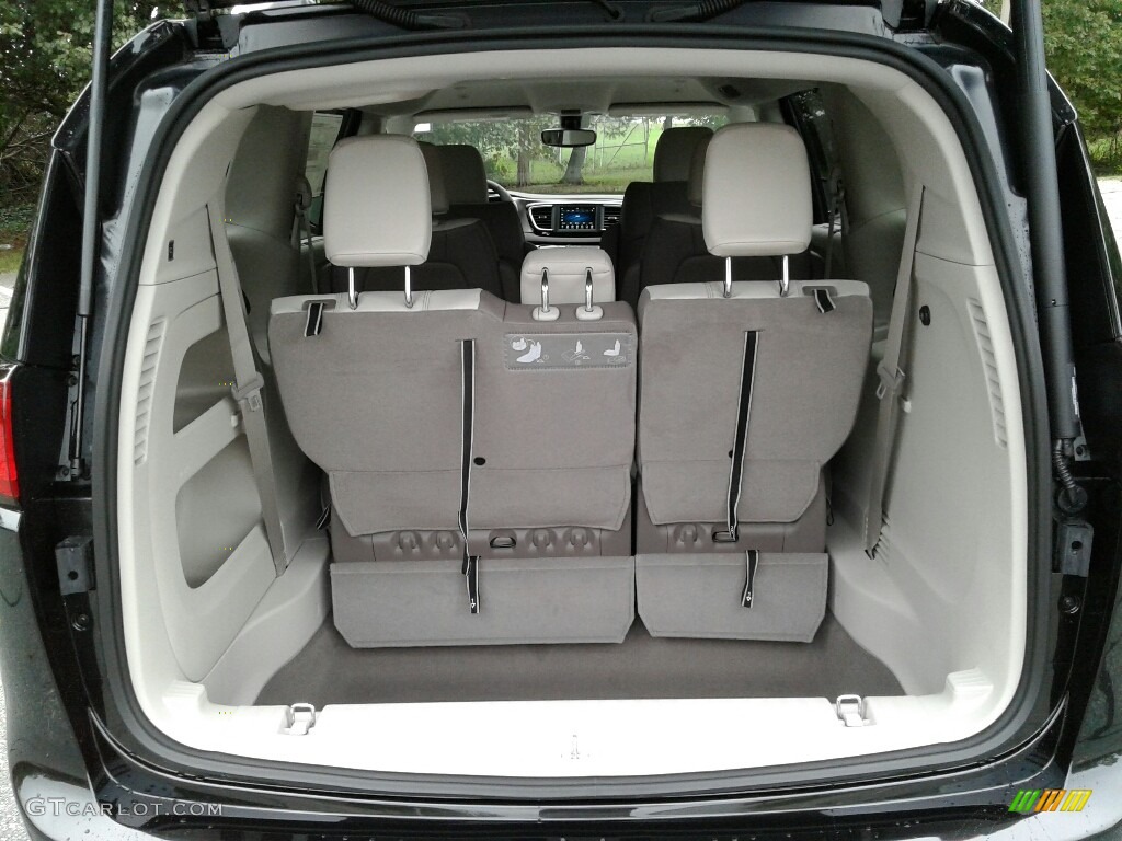 2018 Chrysler Pacifica Touring L Trunk Photo #123303873