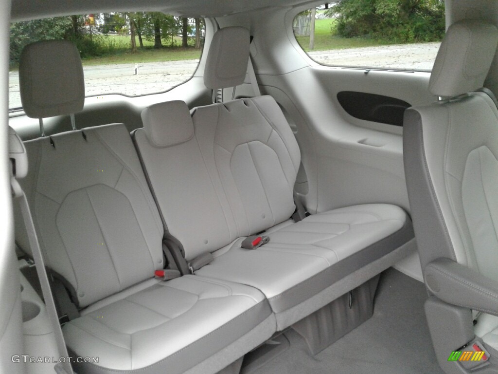 Cognac/Alloy/Toffee Interior 2018 Chrysler Pacifica Touring L Photo #123303948