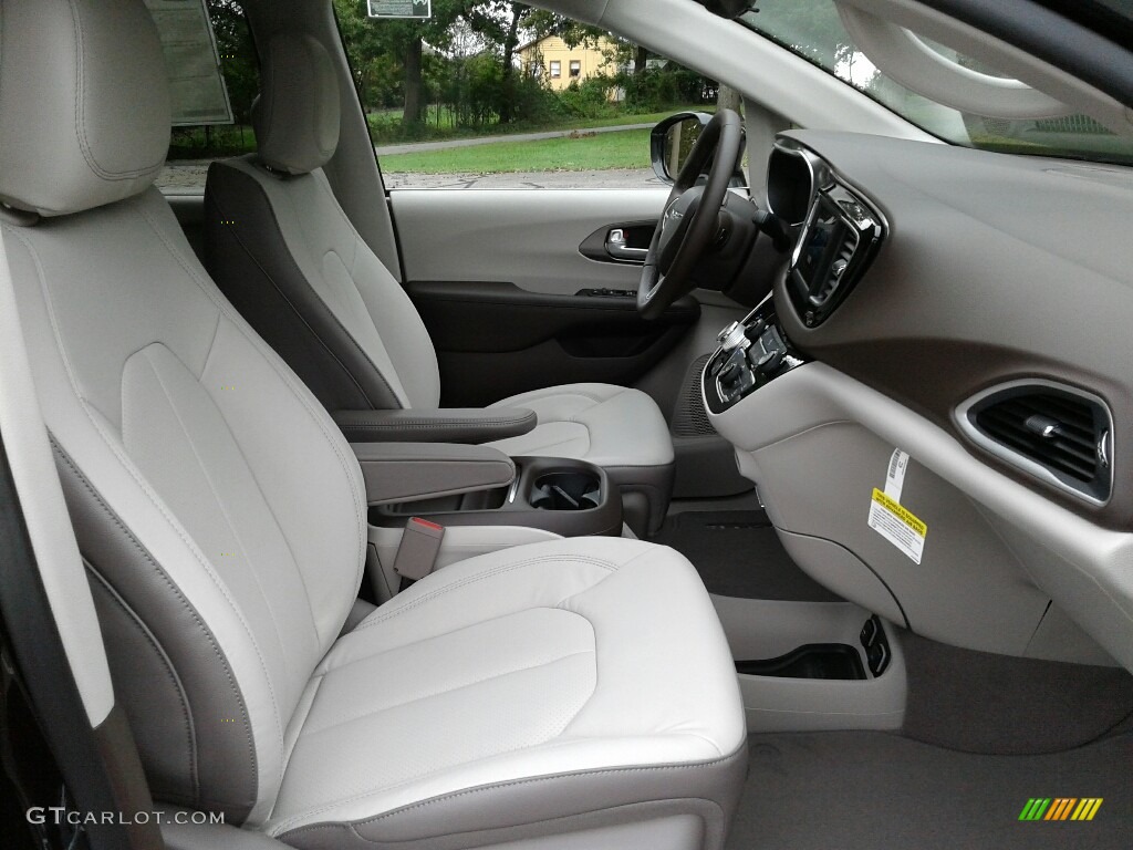 2018 Chrysler Pacifica Touring L Front Seat Photo #123304026