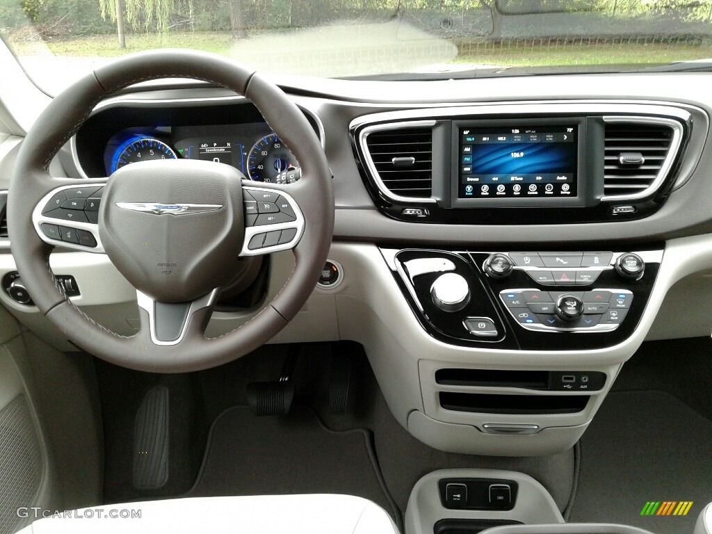 2018 Chrysler Pacifica Touring L Cognac/Alloy/Toffee Dashboard Photo #123304077