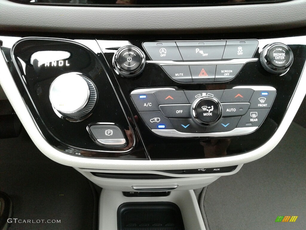 2018 Chrysler Pacifica Touring L Controls Photo #123304332