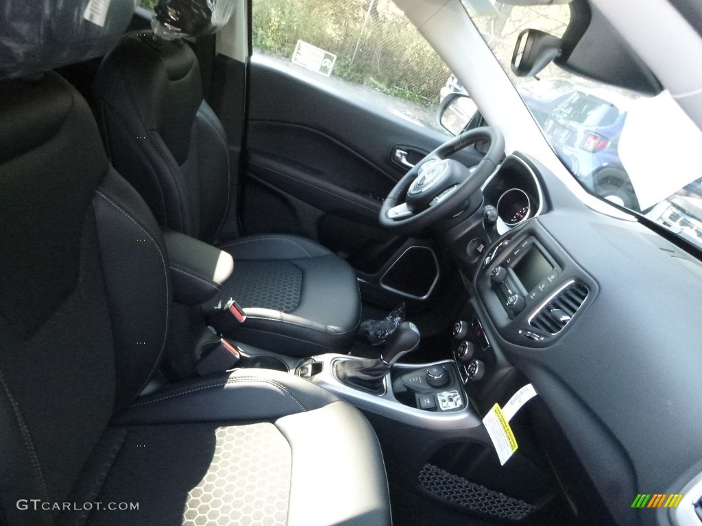 2018 Compass Latitude 4x4 - White / Black photo #10