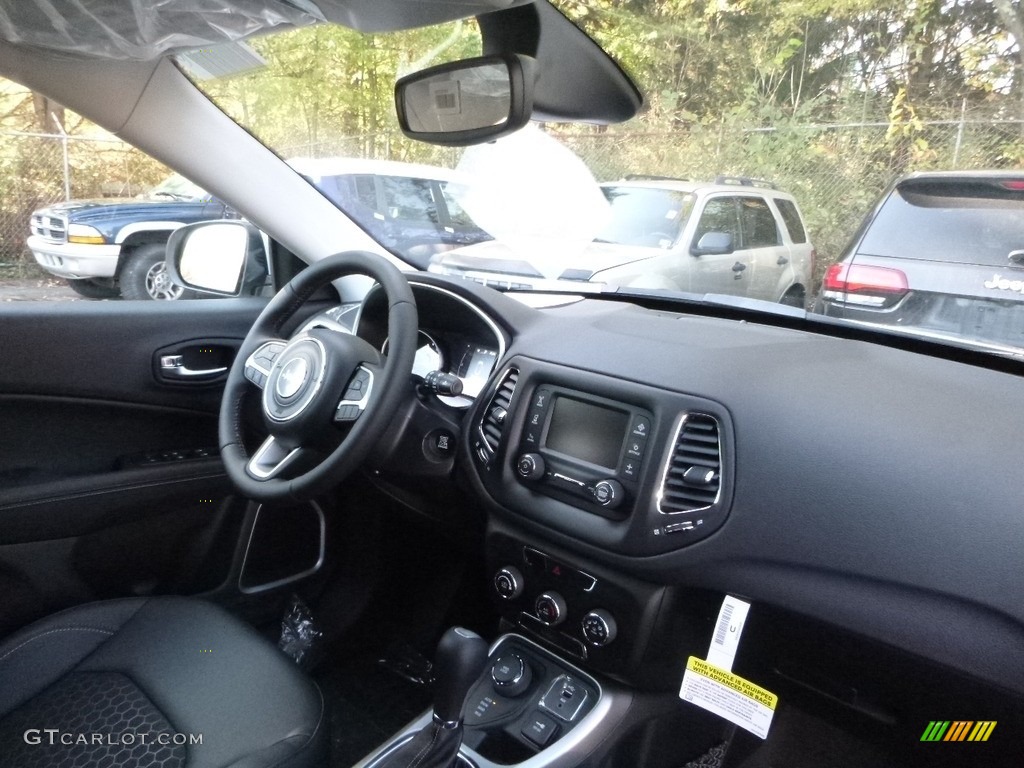 2018 Compass Latitude 4x4 - White / Black photo #11