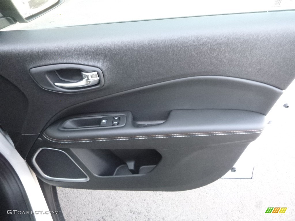 2018 Compass Latitude 4x4 - White / Black photo #12