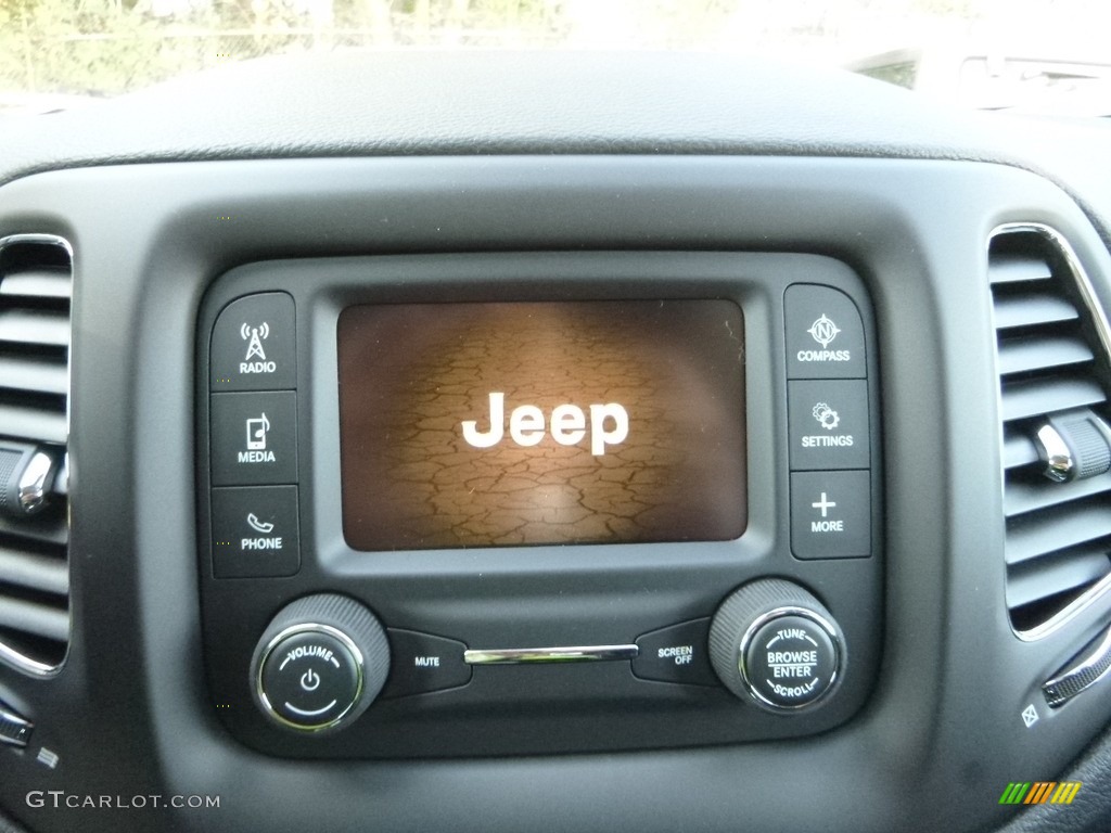 2018 Compass Latitude 4x4 - White / Black photo #16