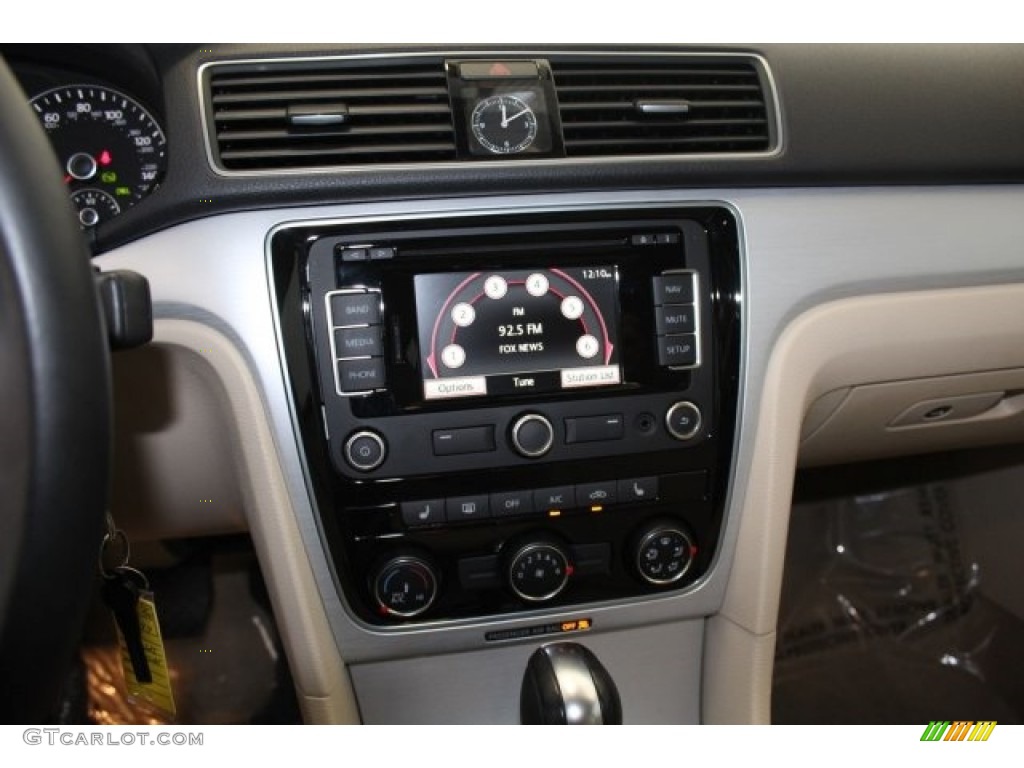 2013 Passat 2.5L SE - Glacier Blue Metallic / Cornsilk Beige photo #17