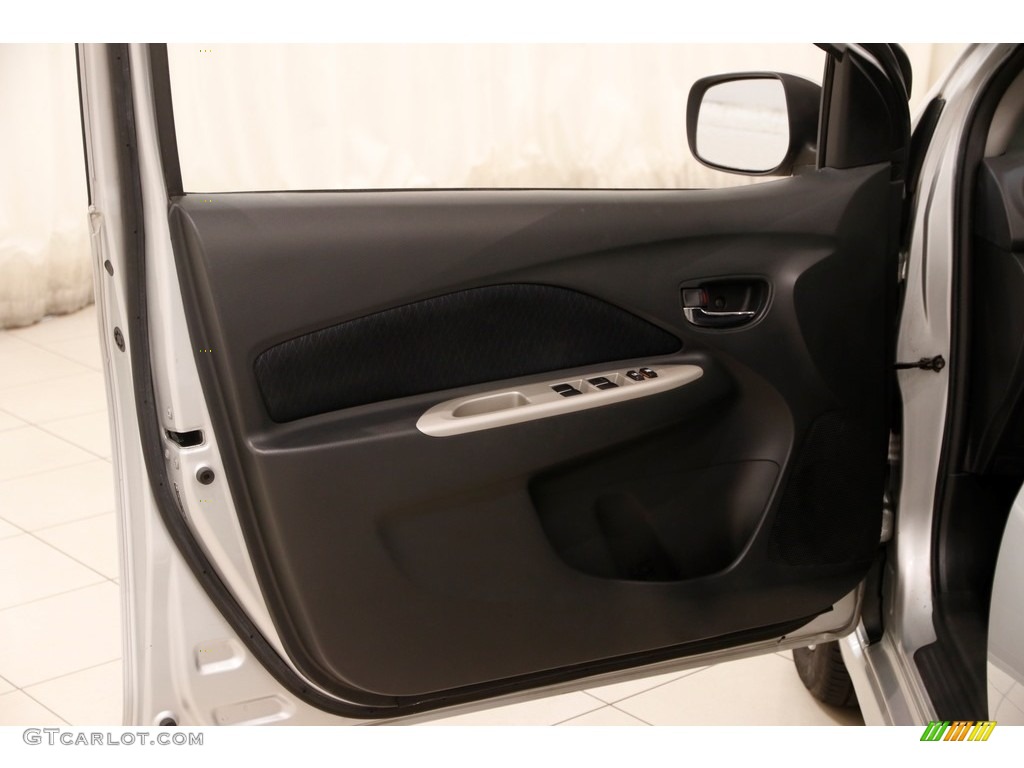 2007 Yaris S Sedan - Silver Streak Mica / Dark Charcoal photo #4
