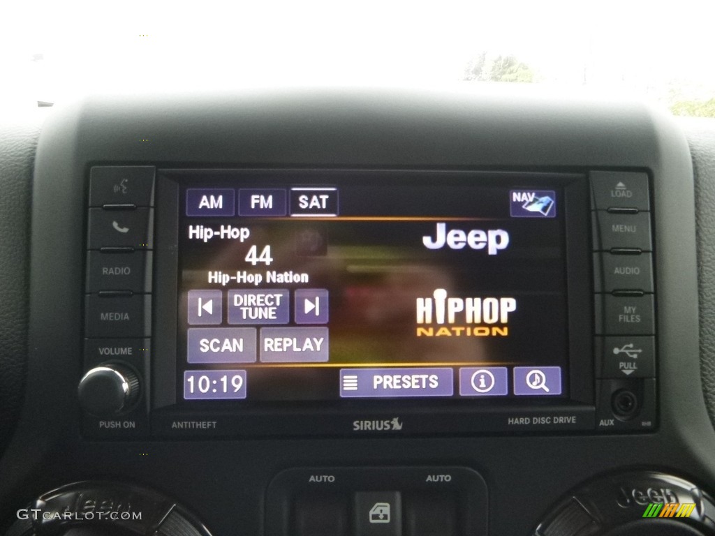 2018 Jeep Wrangler Unlimited Rubicon Recon 4x4 Controls Photo #123529517