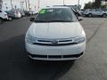White Suede - Focus SE Sedan Photo No. 3