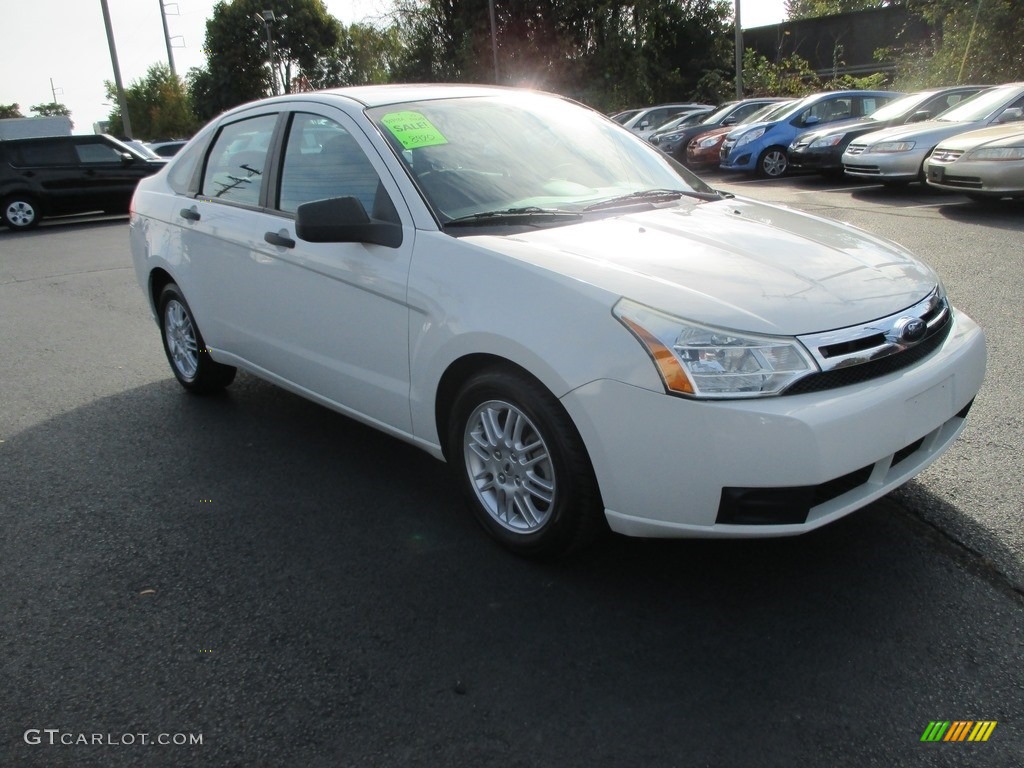 2010 Focus SE Sedan - White Suede / Charcoal Black photo #4