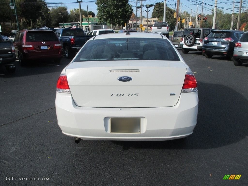 2010 Focus SE Sedan - White Suede / Charcoal Black photo #7