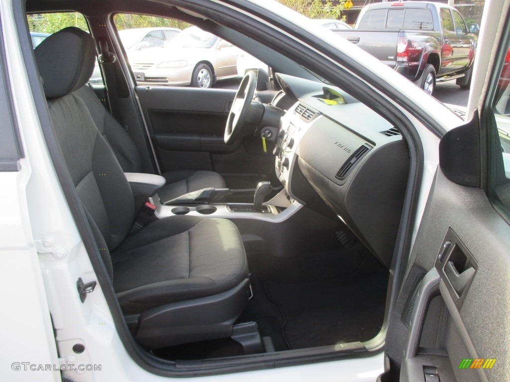 2010 Focus SE Sedan - White Suede / Charcoal Black photo #17