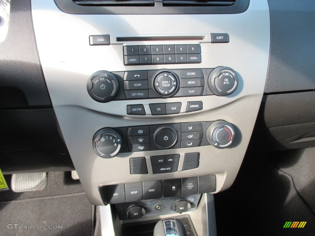 2010 Focus SE Sedan - White Suede / Charcoal Black photo #23