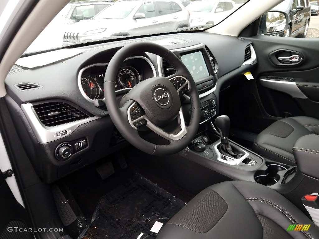 2018 Cherokee Latitude 4x4 - Bright White / Black photo #7