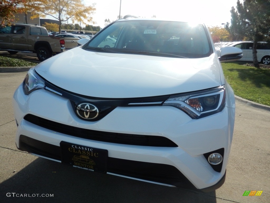 2018 RAV4 XLE - Super White / Black photo #1