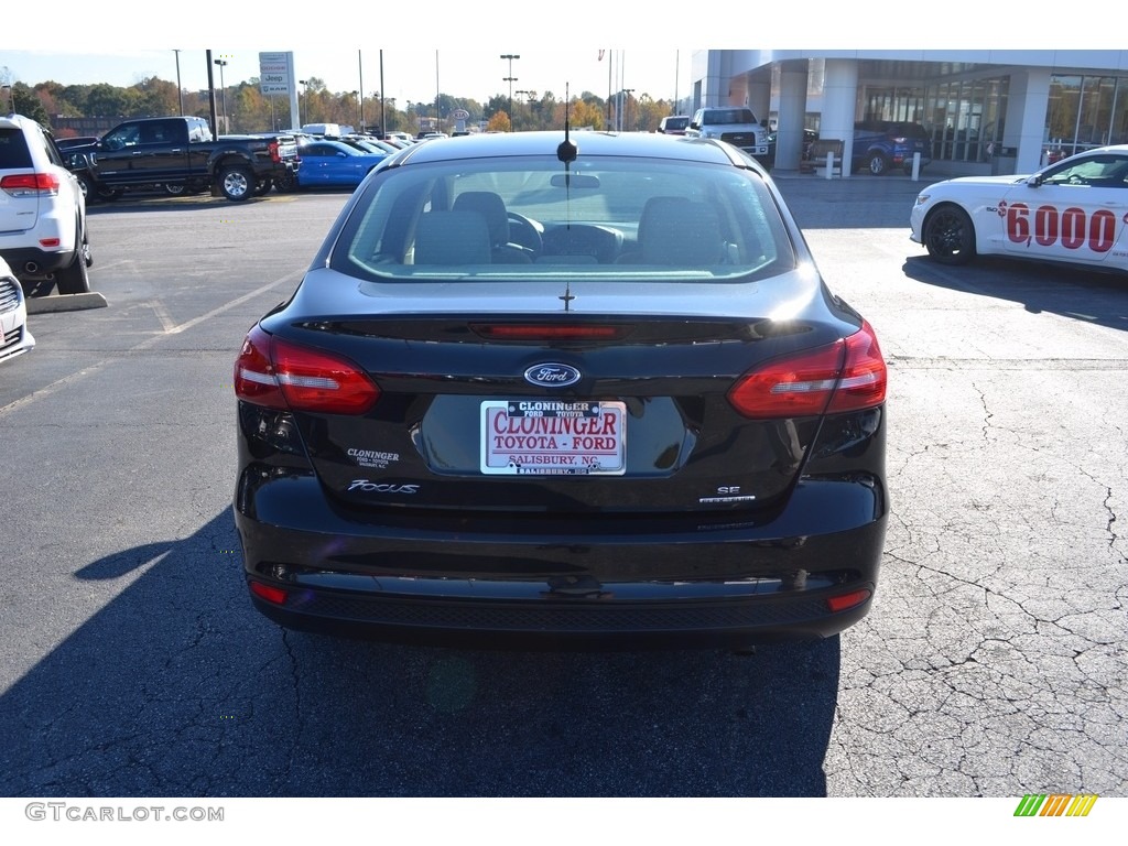 2015 Focus SE Sedan - Tuxedo Black Metallic / Medium Light Stone photo #4