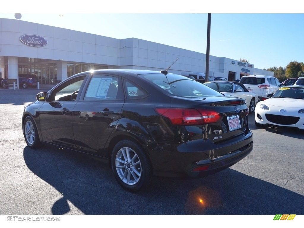 2015 Focus SE Sedan - Tuxedo Black Metallic / Medium Light Stone photo #5