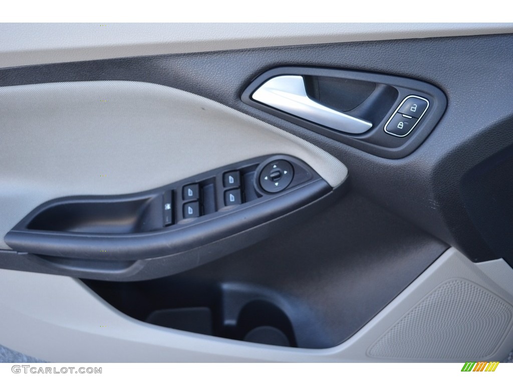 2015 Focus SE Sedan - Tuxedo Black Metallic / Medium Light Stone photo #8