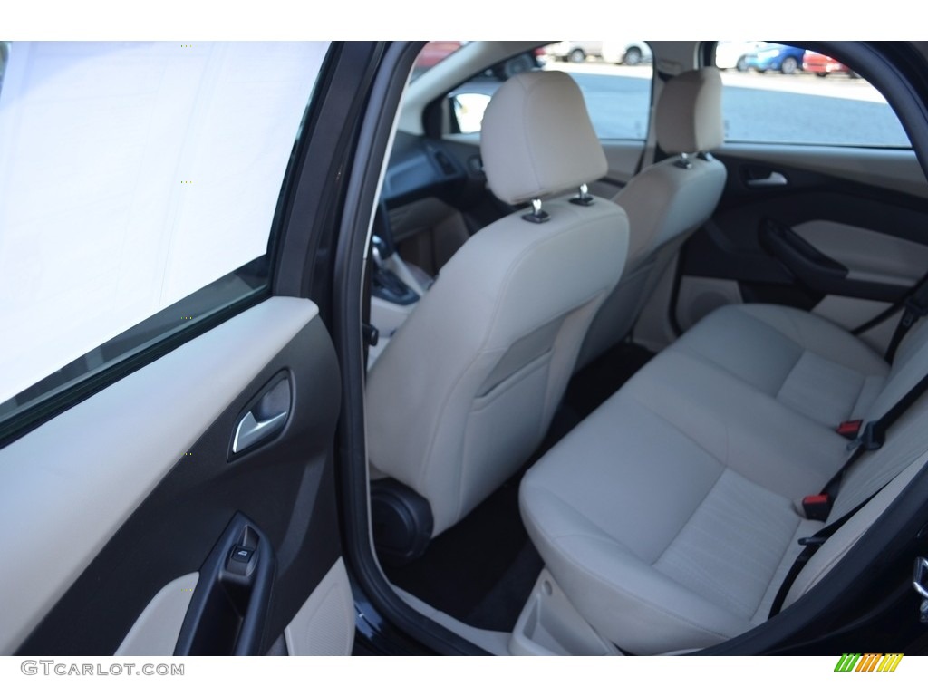 2015 Focus SE Sedan - Tuxedo Black Metallic / Medium Light Stone photo #11