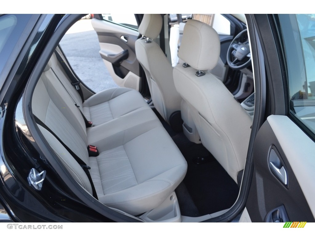 2015 Focus SE Sedan - Tuxedo Black Metallic / Medium Light Stone photo #13