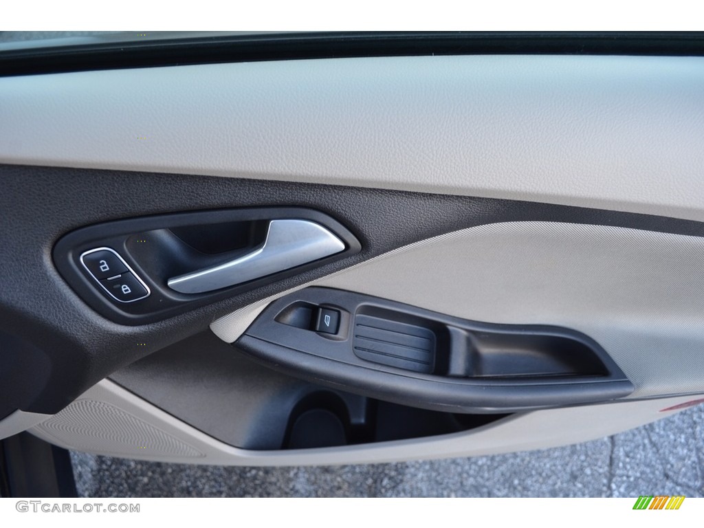 2015 Focus SE Sedan - Tuxedo Black Metallic / Medium Light Stone photo #14