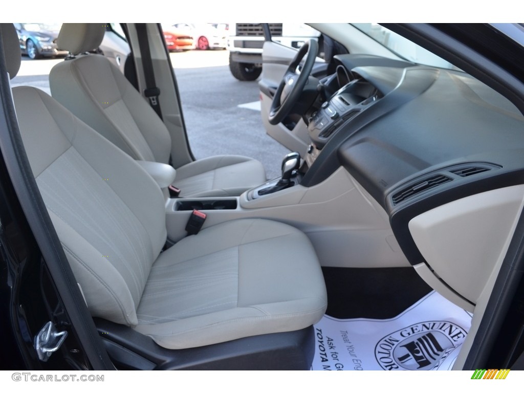 2015 Focus SE Sedan - Tuxedo Black Metallic / Medium Light Stone photo #15