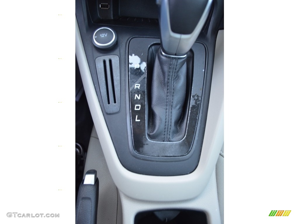 2015 Focus SE Sedan - Tuxedo Black Metallic / Medium Light Stone photo #20