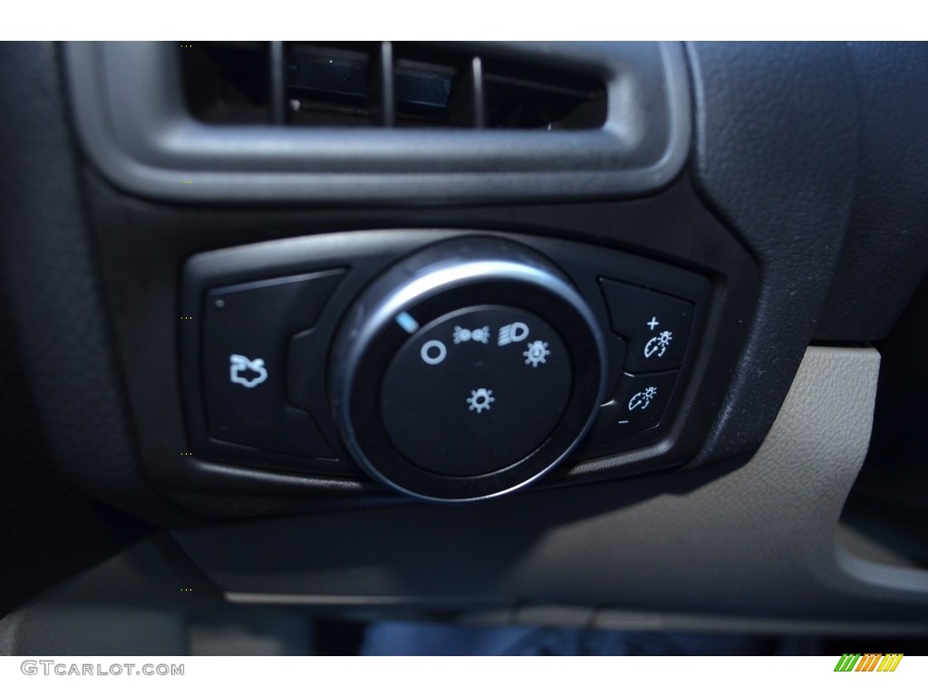 2015 Focus SE Sedan - Tuxedo Black Metallic / Medium Light Stone photo #23