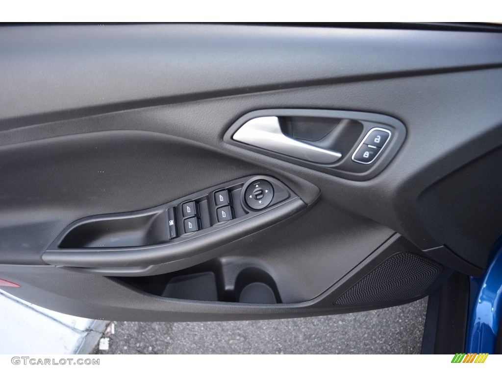 2018 Ford Focus SE Sedan Door Panel Photos