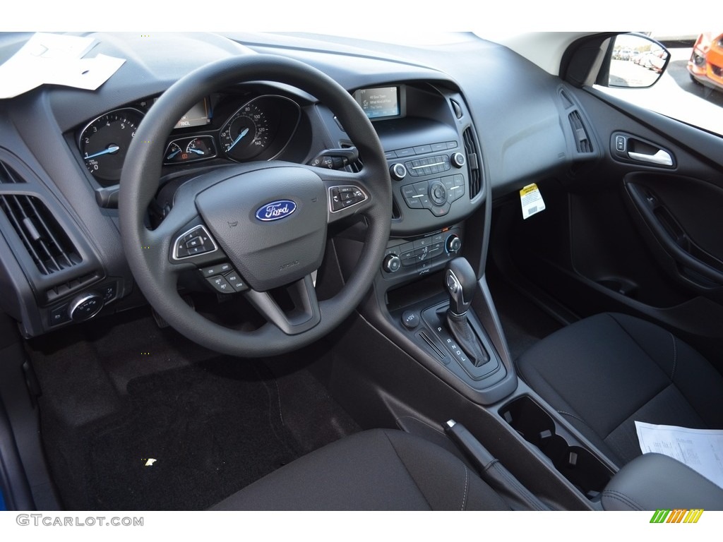 2018 Ford Focus SE Sedan Dashboard Photos