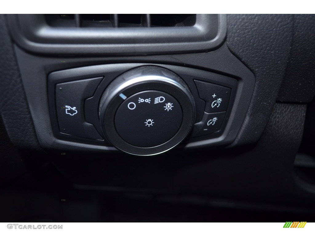 2018 Ford Focus SE Sedan Controls Photo #123652711