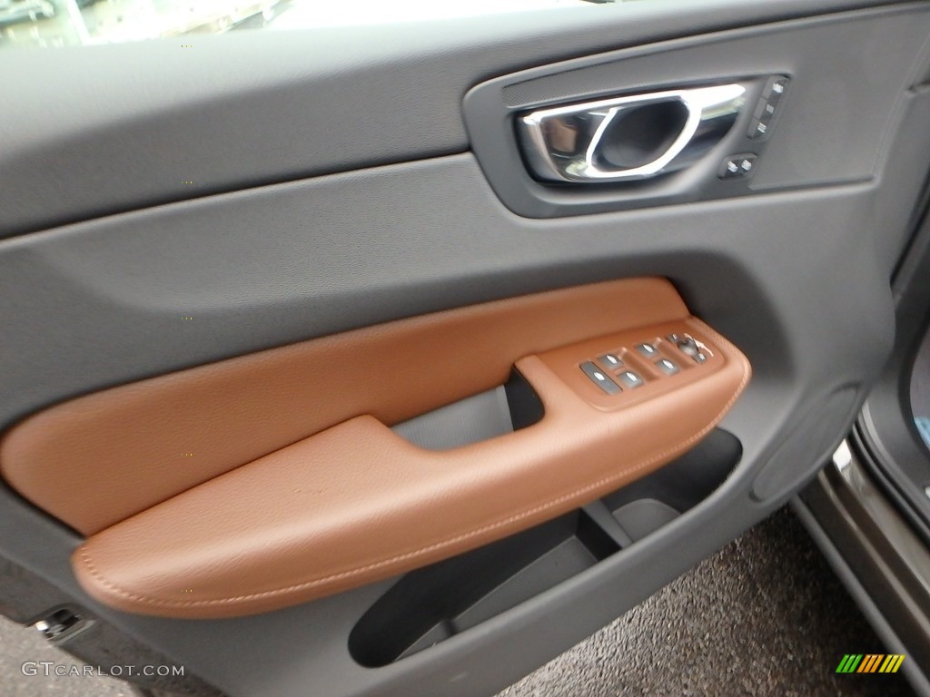 2018 XC60 T5 AWD Momentum - Pine Gray Metallic / Amber photo #10