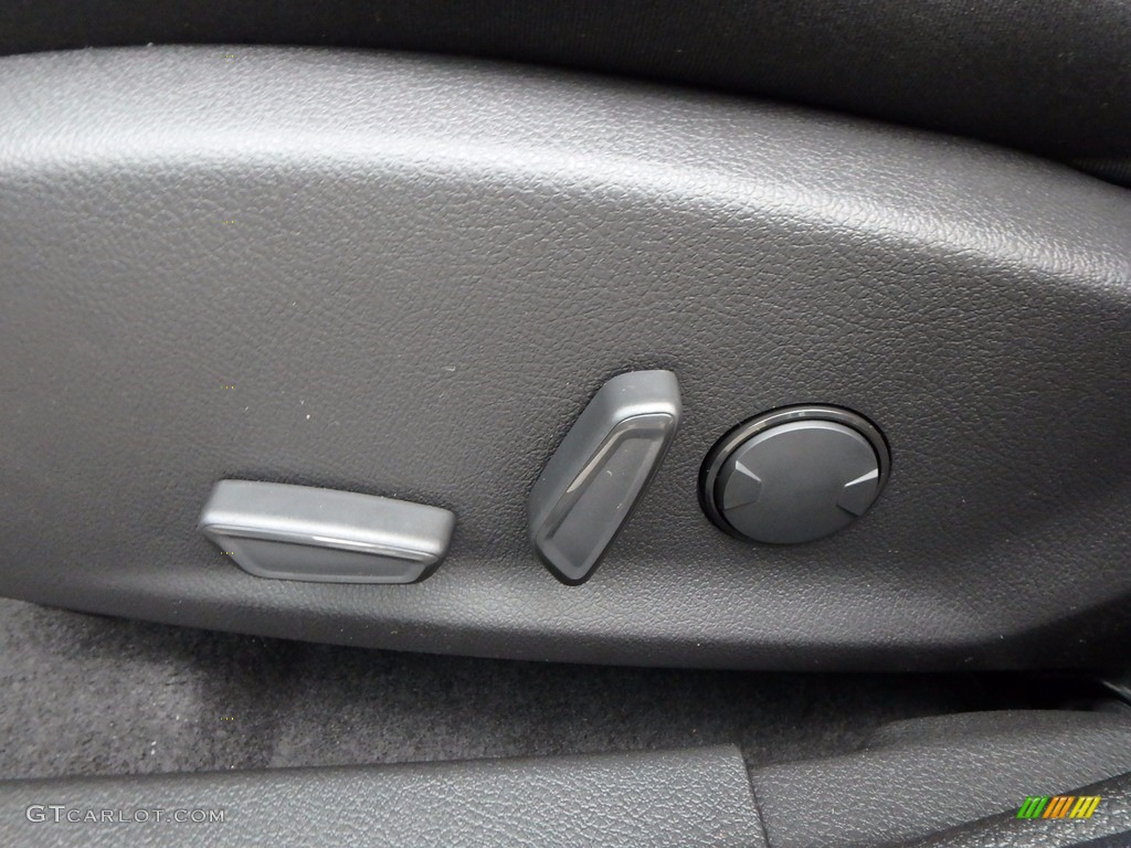 2018 Focus Titanium Sedan - Blue Metallic / Charcoal Black photo #15