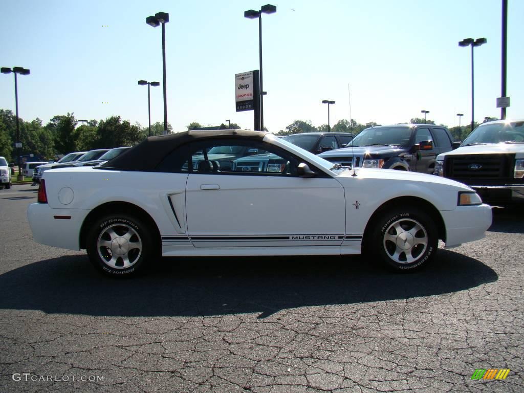 2000 Mustang V6 Convertible - Crystal White / Dark Charcoal photo #2