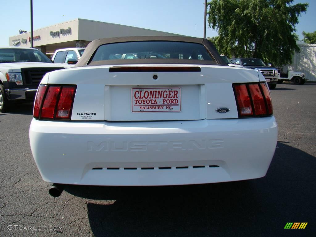 2000 Mustang V6 Convertible - Crystal White / Dark Charcoal photo #4