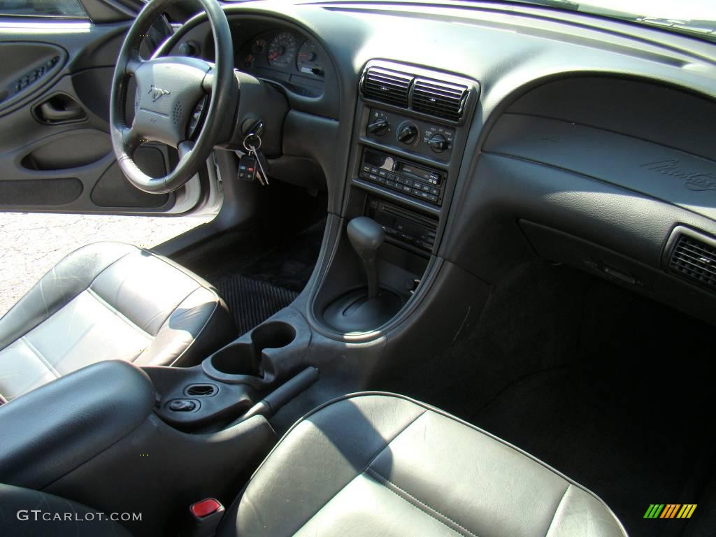 2000 Mustang V6 Convertible - Crystal White / Dark Charcoal photo #11
