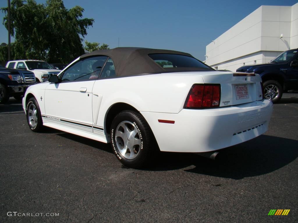 2000 Mustang V6 Convertible - Crystal White / Dark Charcoal photo #21