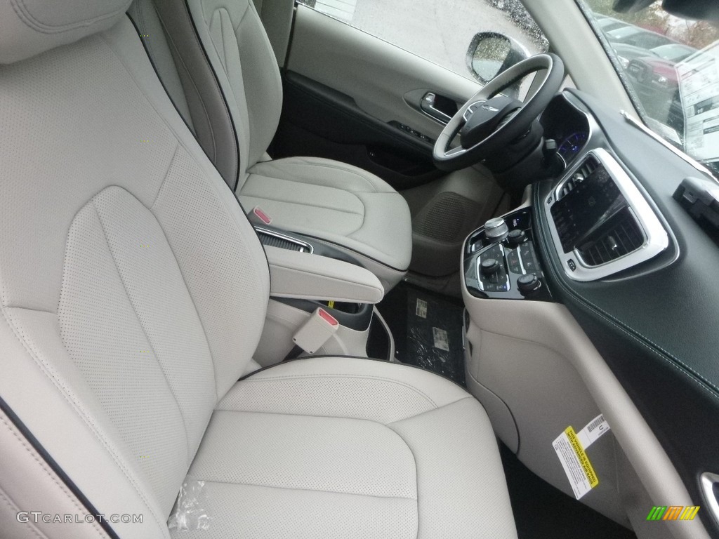 2018 Chrysler Pacifica Hybrid Limited Front Seat Photo #123730892