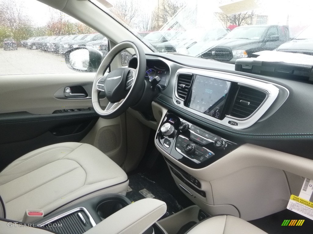 2018 Chrysler Pacifica Hybrid Limited Black/Alloy Dashboard Photo #123730922