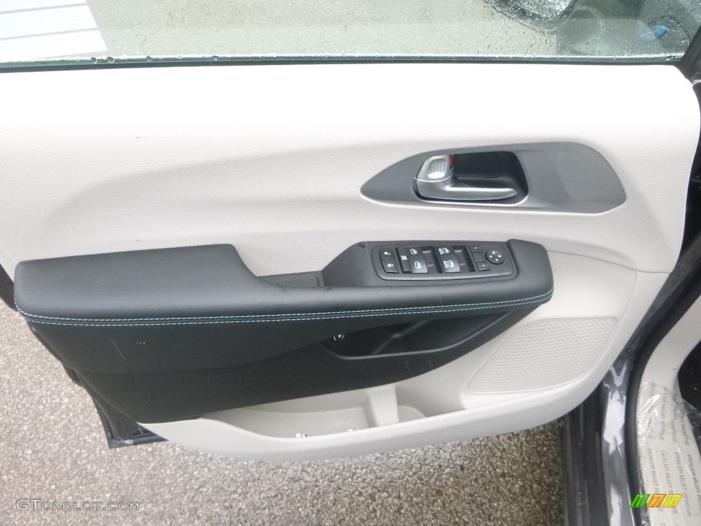 2018 Chrysler Pacifica Hybrid Limited Black/Alloy Door Panel Photo #123730997