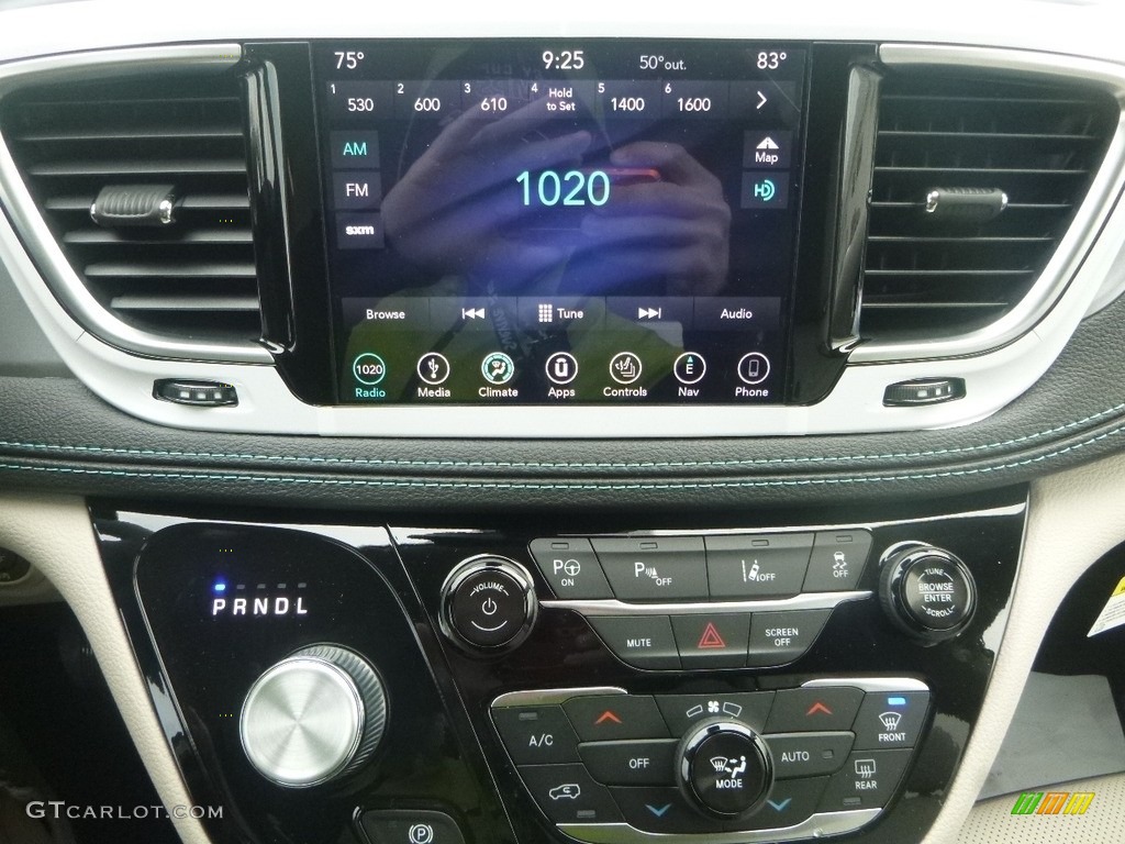2018 Chrysler Pacifica Hybrid Limited Controls Photo #123731066