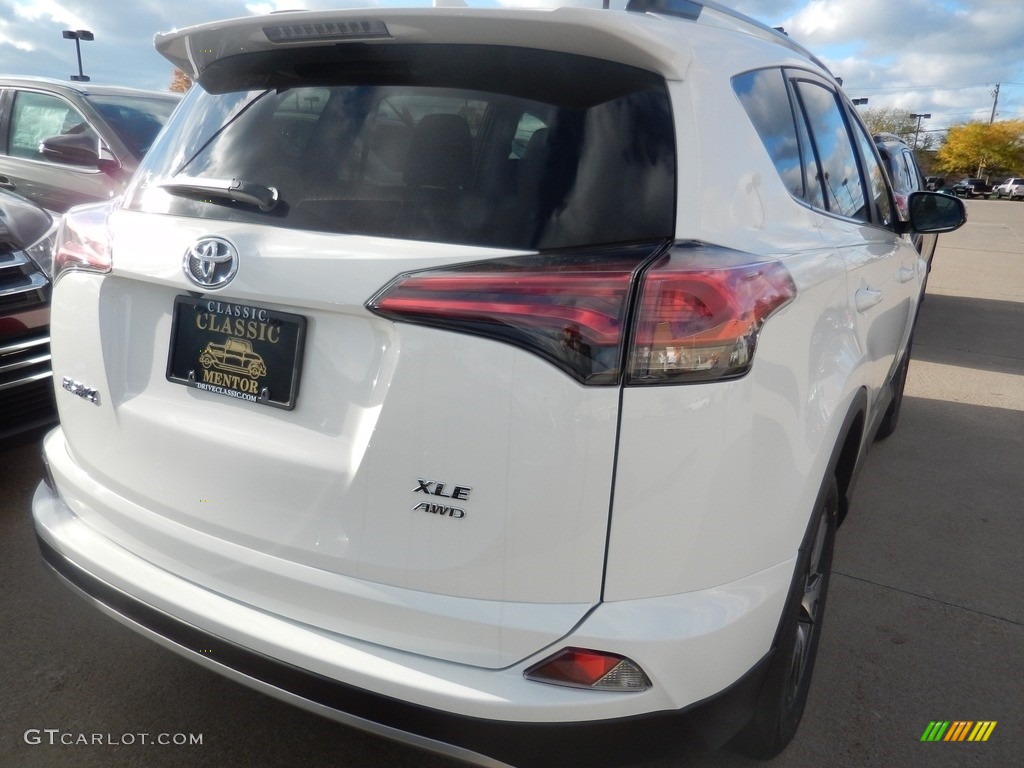 2018 RAV4 XLE AWD - Super White / Black photo #2