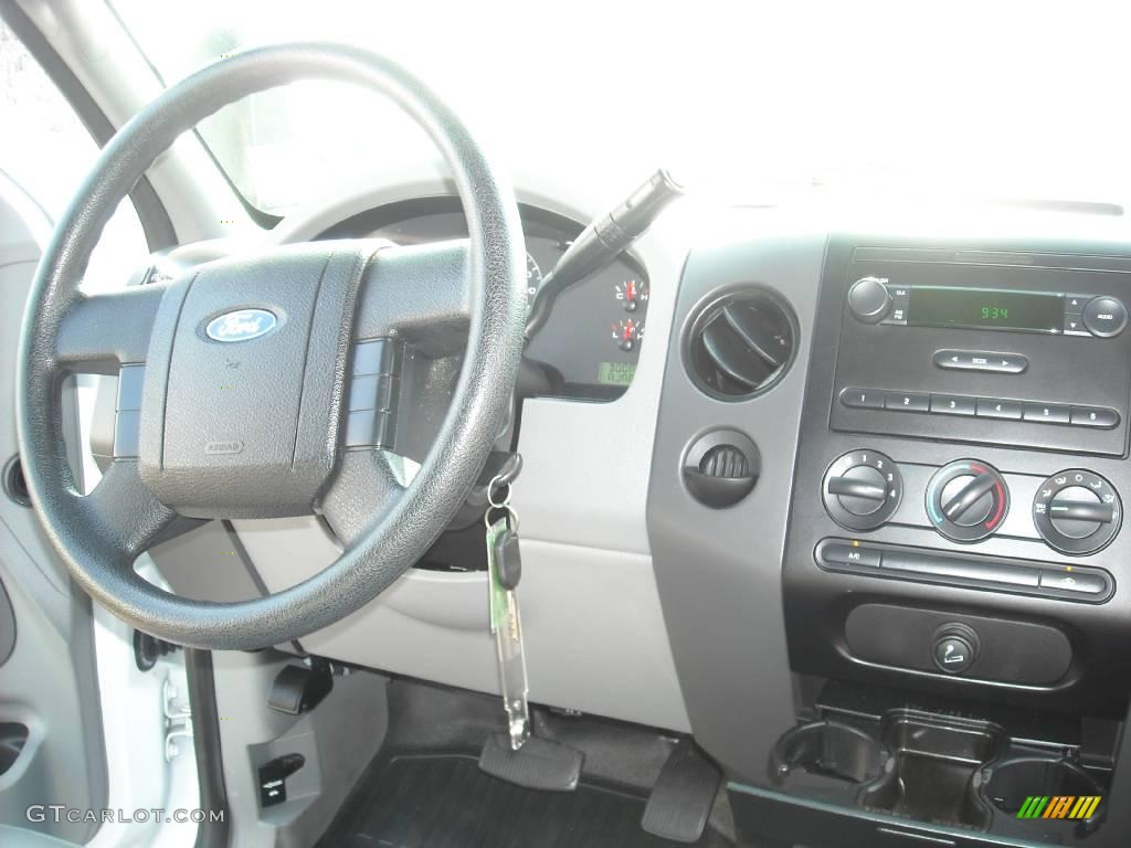 2006 F150 XL Regular Cab - Oxford White / Medium/Dark Flint photo #7