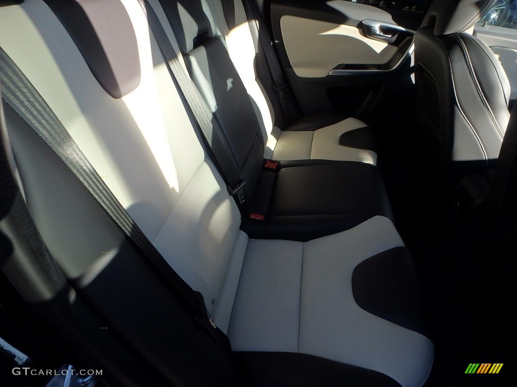 2017 XC60 T5 Dynamic - Magic Blue Metallic / Blonde/Off Black photo #12