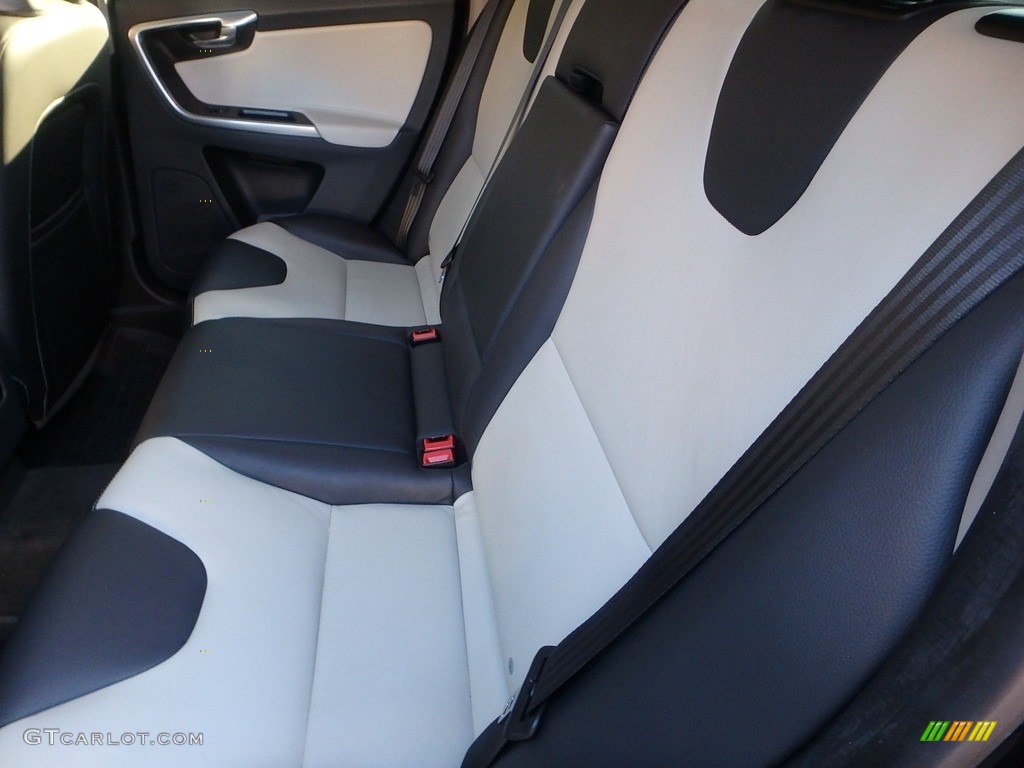 2017 XC60 T5 Dynamic - Magic Blue Metallic / Blonde/Off Black photo #15